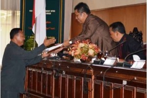 Wakil Bupati Kuningan saat menyerahkan LPJ kepada wakil ketua DPRD.